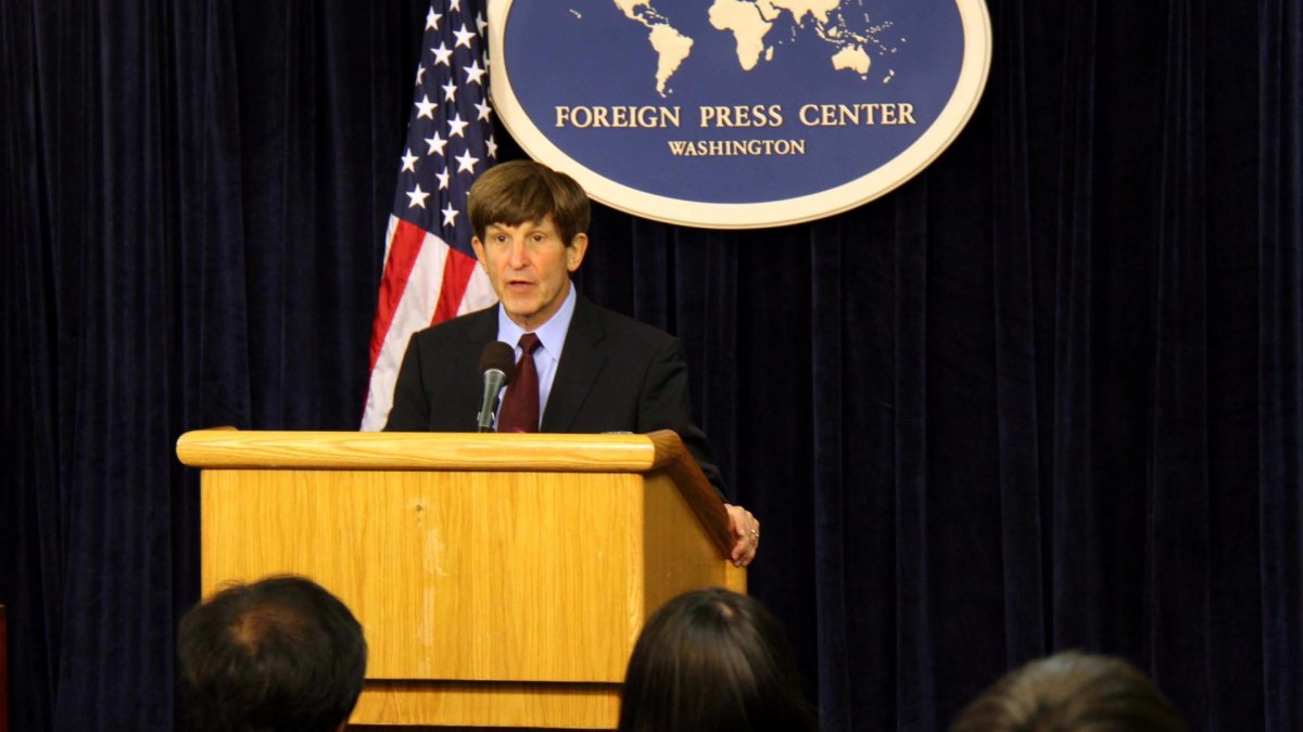 Fotografía cedida por el Foreign Press Center del profesor de la American University, Allan Lichtman, mientras habla durante una conferencia de prensa en la sede del club en Washington (EE. UU). EFE/FOREIGN PRESS CENTER