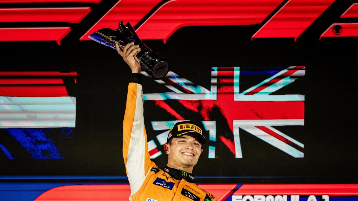 El inglés Lando Norris (McLaren) celebra su victoria en el circuito de Singapur. EFE/EPA/TOM WHITE