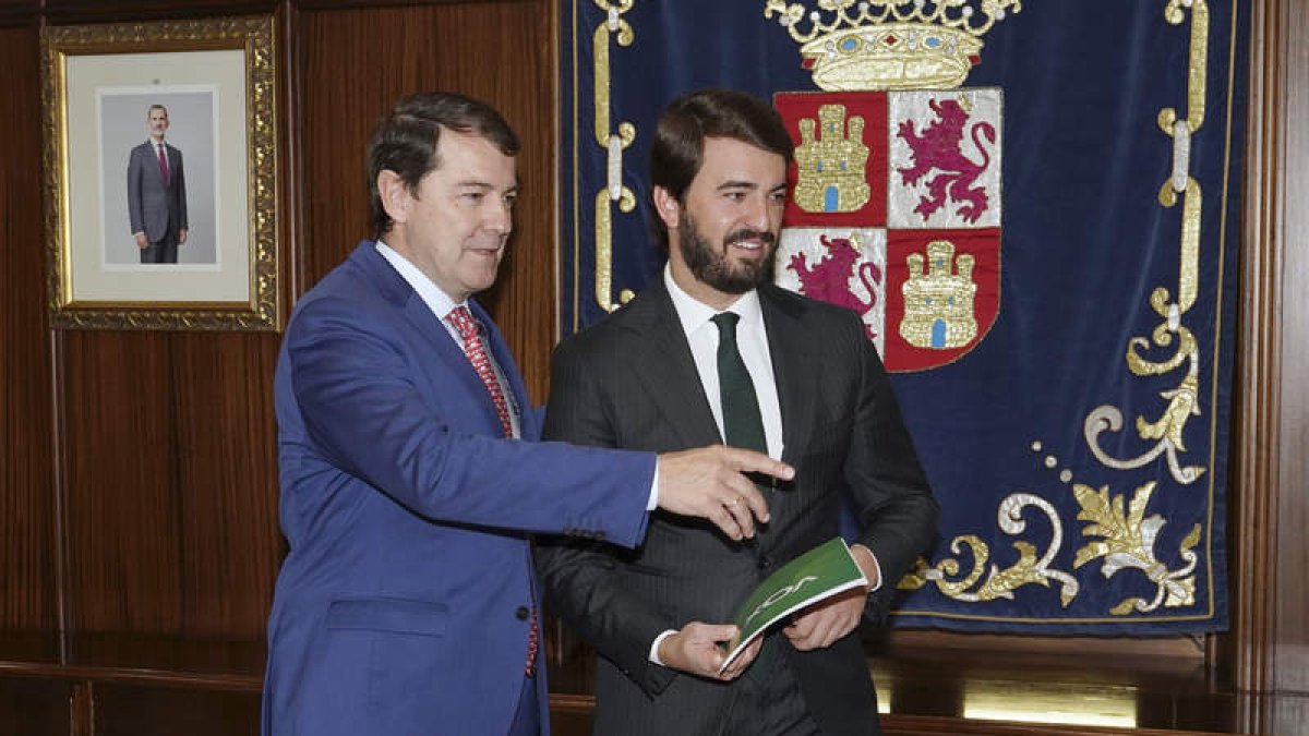 Mañueco indica a Gallardo dónde tiene que sentarse en la última reunión que mantuvieron. NACHO GALLEGO