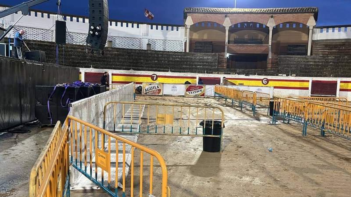 Imagen que presentaba el sábado la plaza de toros de Sahagún momentos antes del concierto.  ACACIO