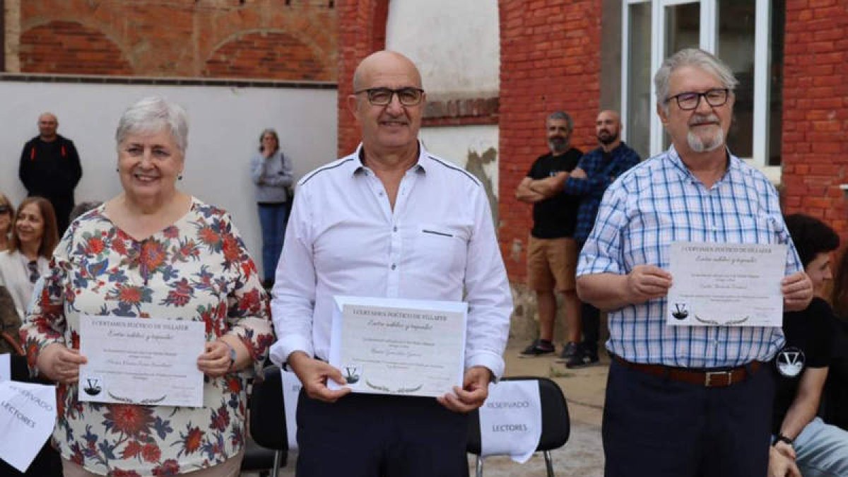 Imagen de los ganadores del certamen de poesía. DL