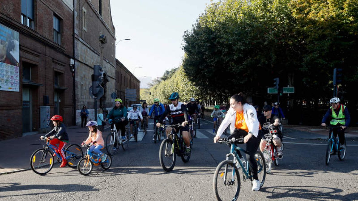 Diferentes momentos de la celebración del Día de la Bici. ÁNGELOPEZ
