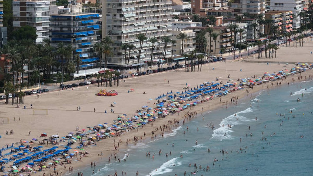Vista de la Playa de Poniente de Benidorm desde el mirador de la Ermita Virgen del Mar.