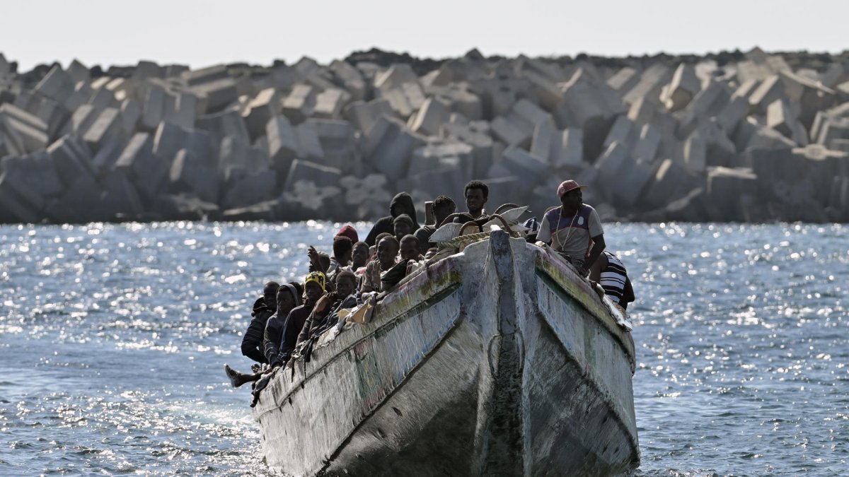 Imagen de los 127 migrantes rescatados el sábado por la embarcación de Salvamento Marítimo Guardamar Caliope en aguas cercanas a El Hierro y trasladados al puerto de La Restinga en el municipio de El Pinar, en la isla de El Hierro. EFE / GELMERT FINOL