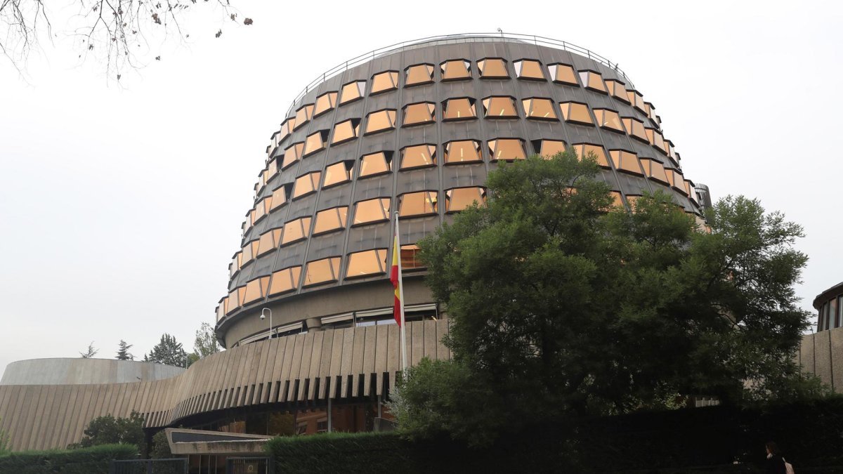 Imagen de archivo de la fachada del Tribunal Constitucional. EFE / BALLESTEROS