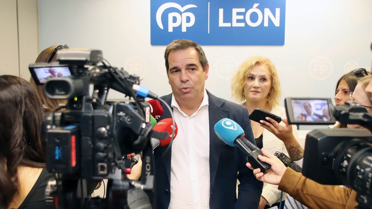 El portavoz del Partido Popular de Agricultura, Alimentación y Pesca en el Congreso de los Diputados, Pedro Gallardo, y la diputada Silvia Franco se reúnen con las Opas de León