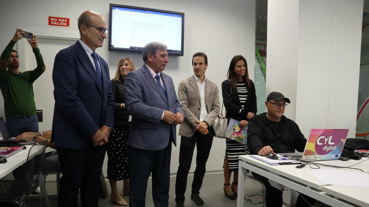 El consejero de Movilidad y Transformación Digital, José Luis Sanz, entrega los premios del concurso #ContrastaConInteligencia promovido por el servicio Biblio CyLDigital.