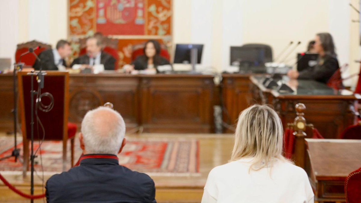 Alfredo de Arriba, alcalde de Barjas, de espaldas, esta mañana en la sala de la Audiencia Provincial de León.