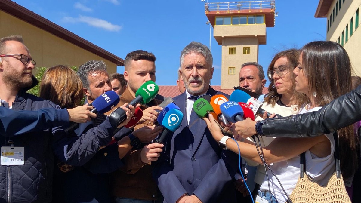 El ministro Grande-Marlaska en el centro penitenciario de Villahierro.