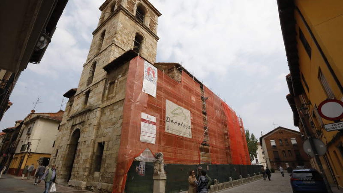 La iglesia del Mercado recubierta de andamios y una lona.  RAMIRO