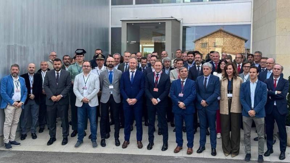 La inauguración del nuevo SOC reunió a numerosas personalidades de la empresa, la Universidad y la política.  DL