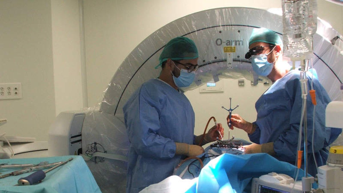 Cirugía de base de cráneo y vascular en el Hospital de León.  DL