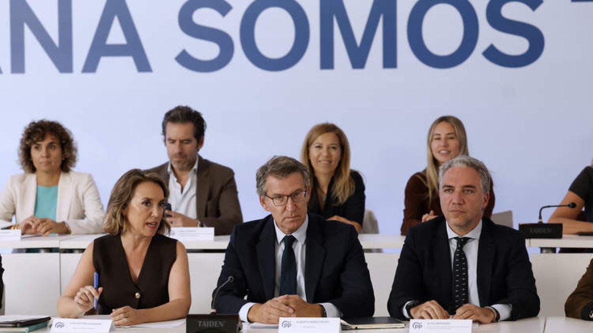 Feijóo, entre Cuca Gamarra y Elías Bendodo, en el Comité Ejecutivo Nacional del PP. JAVIER LIZÓN