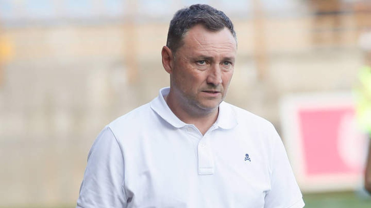 Raúl Llona tiene a su disposición a una plantilla con aspiraciones a subir a Segunda División. ÁNGELOPEZ
