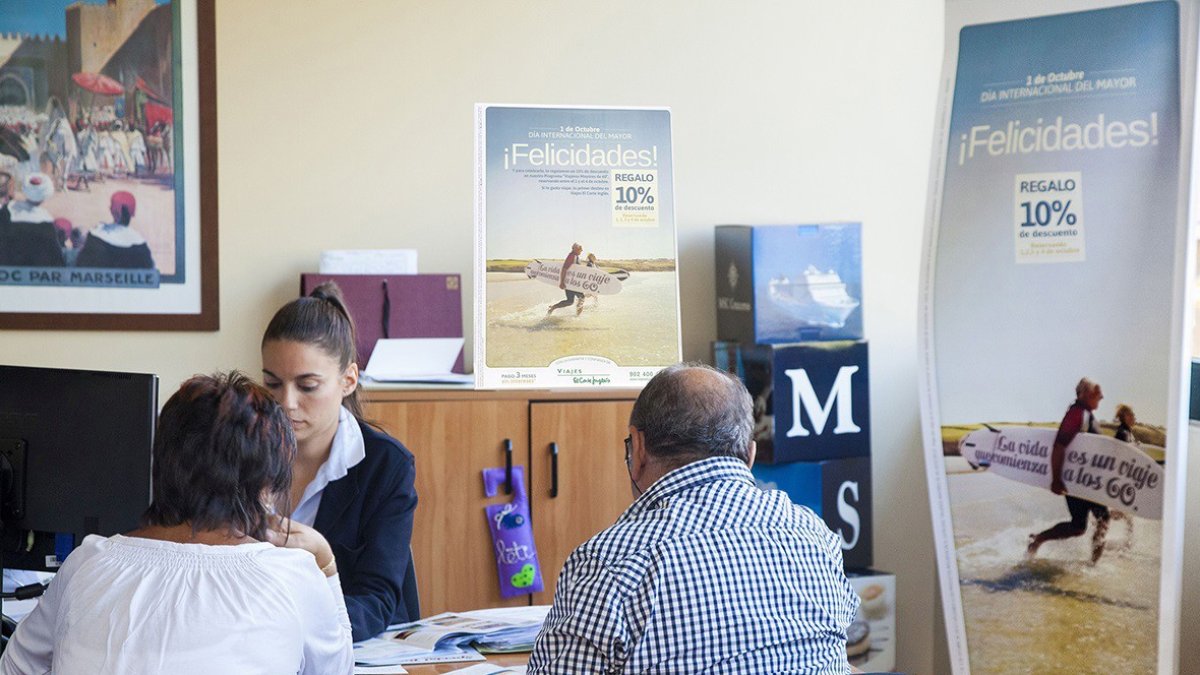 Archivo - Turistas senior en agencias de viajes.