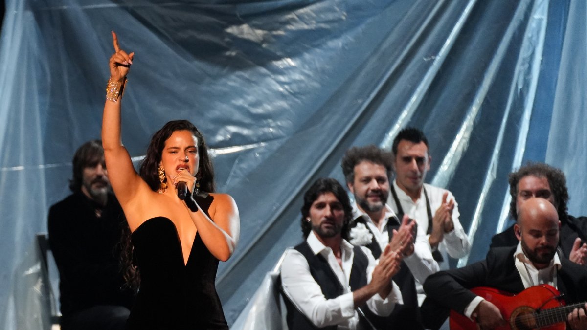 Archivo - La cantante Rosalía actúa durante la gala de entrega de los Latin Grammy 2023, en el Palacio de Congresos de Sevilla, a 16 de noviembre de 2023, en Sevilla, Andalucía (España)