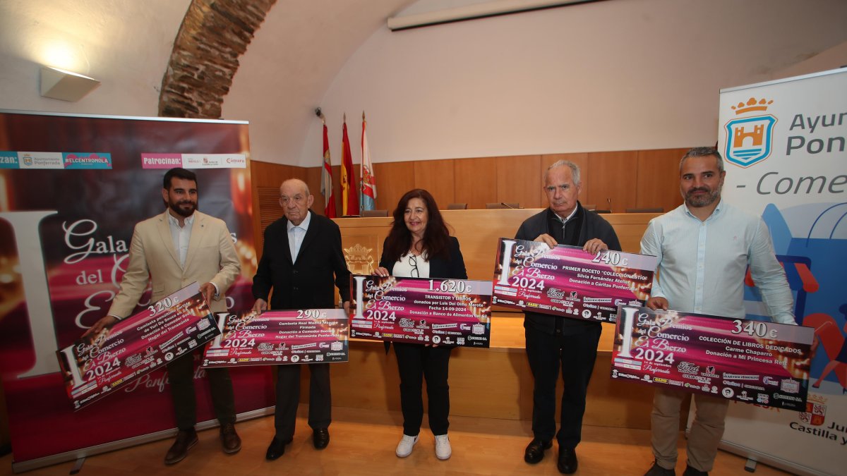 Entrega de cheques benéficos de la Gala del Comercio de Ponferrada a Cáritas, Hogar del Transeúnte y el Banco de Alimentos.