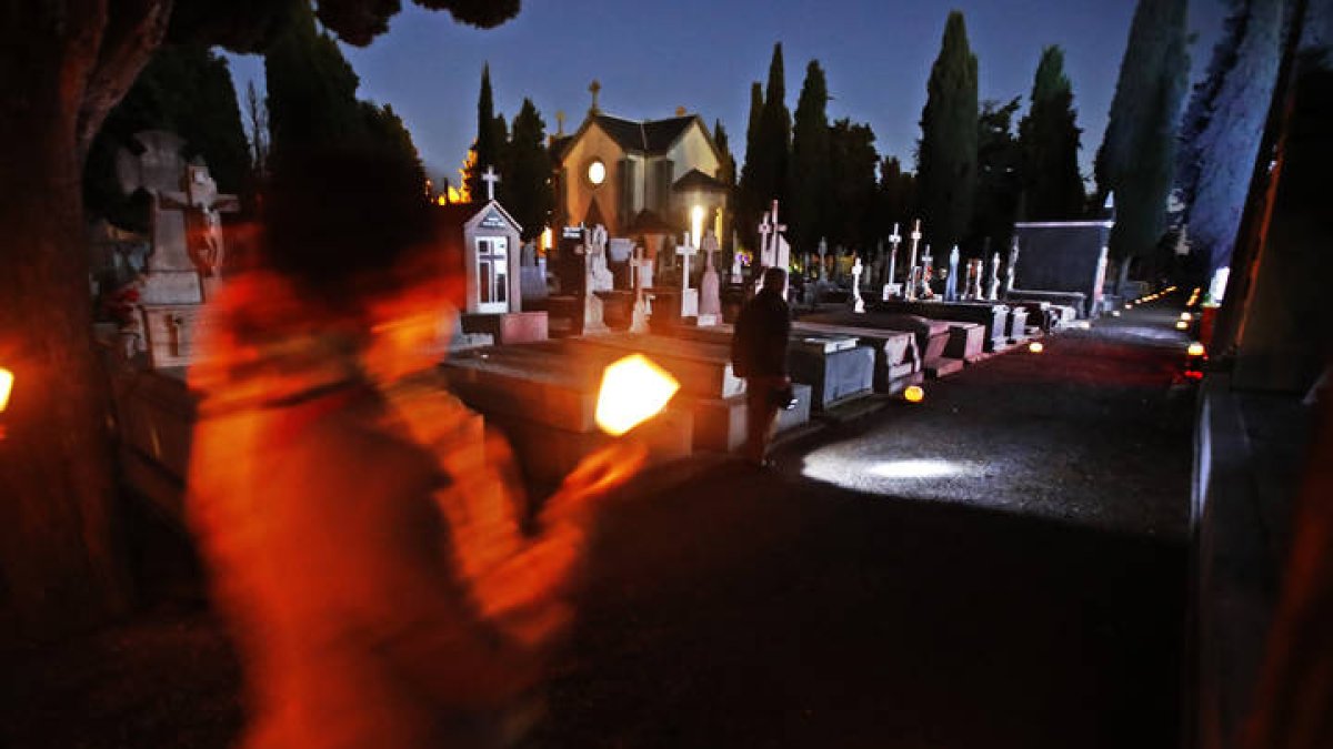 Ruta nocturan por el Cementerio de León.