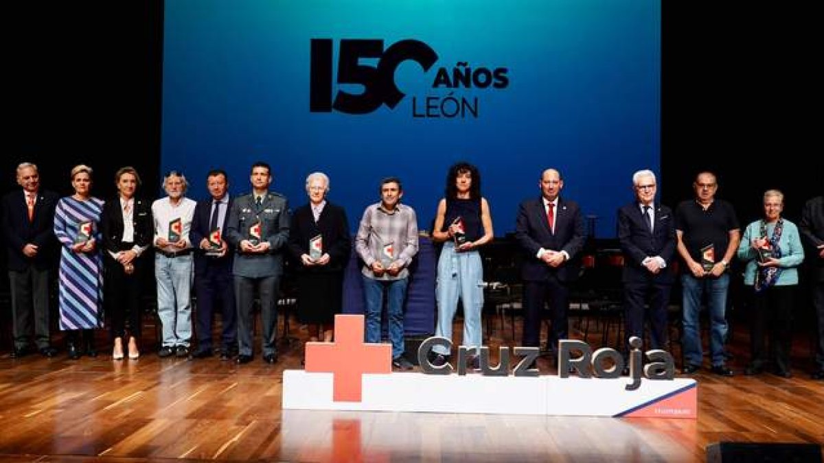 Entidades, socios y voluntarios reconocidos en el 150 aniversario de Cruz Roja en León. DL