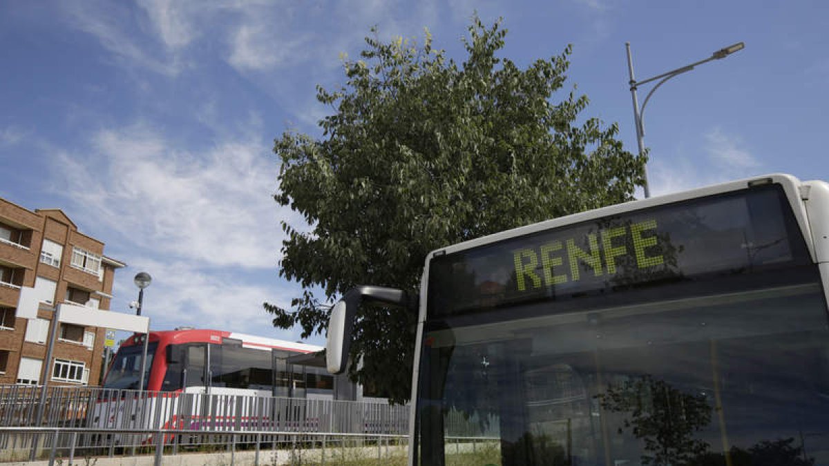 El autobús que completa el viaje del tren de Feve hasta el centro de la ciudad. FERNANDO OTERO