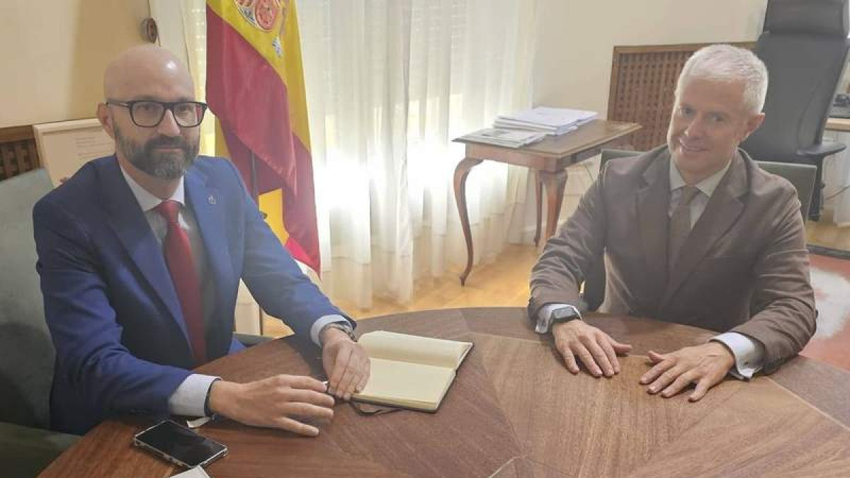 Héctor Aláiz y Juan José Alonso, en Subdelegación. DL
