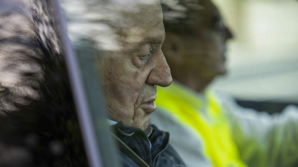 El rey emérito a su salida del aeropuerto de Vigo con su amigo Pedro Campos, el lunes.  SALVADOR SAS