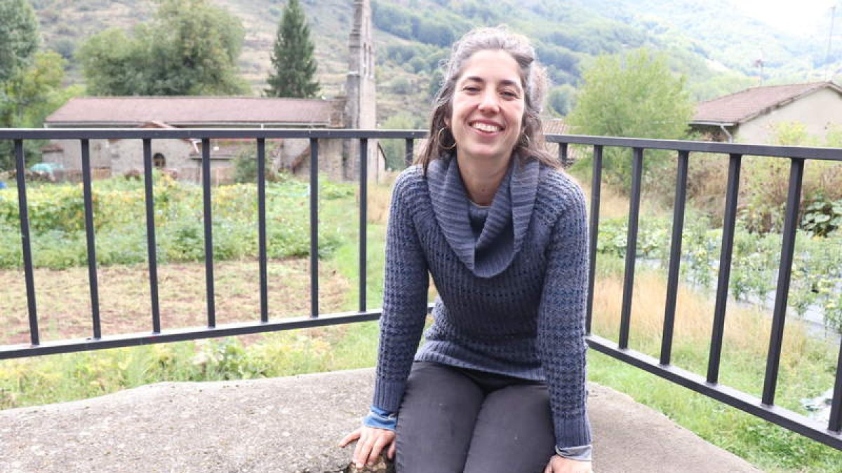 Ana López, concejala de Cultura del Ayuntamiento de Crémenes, en el pueblo de Corniero. CAMPOS