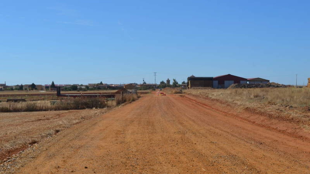 Aspecto del trazado de la nueva carretera con la localidad de Matanza al fondo.  MEDINA