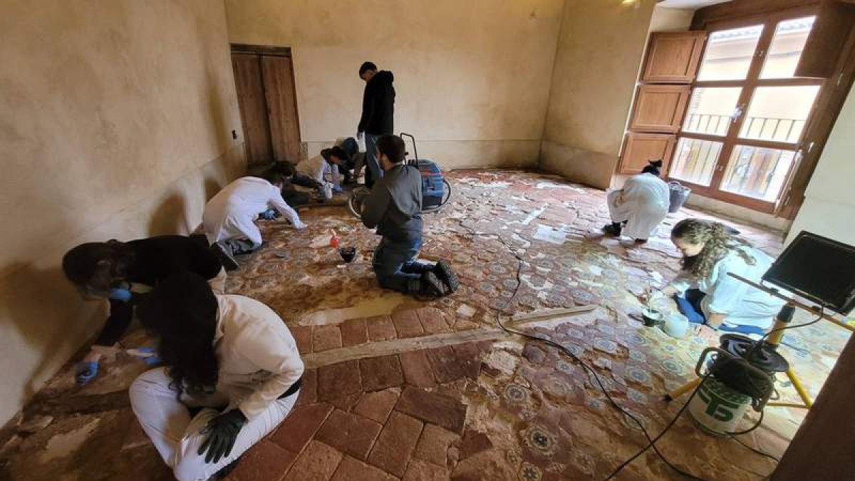 Imagen de la restauración en azulejerías y murales.