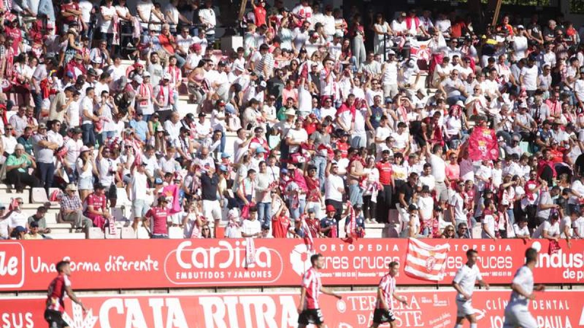 Cerca de 1.500 aficionados de la Cultural acudieron hace un par de jornadas a Zamora para acompañar al equipo, que ganó 0-1.  LOF