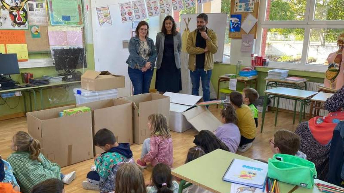 Entrega de material escolar en el aula de La Milla del Río.  DL