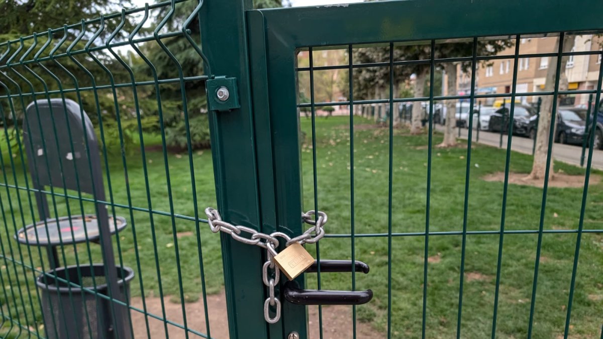 Pipicán de la Palomera, en la Calle Conde de Barcelona-Paseo de Quintanilla, cerrado con candado a las 7 de la tarde.