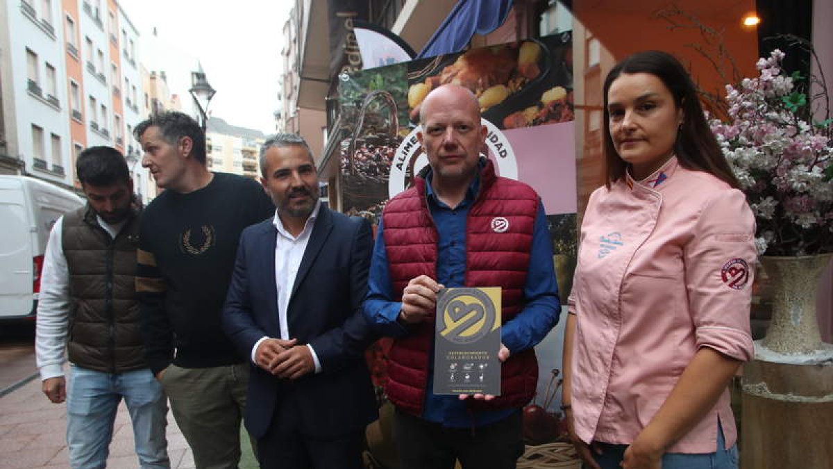 Presentación, este miércoles, en la pastelería de Sandra Romero. L. DE LA MATA