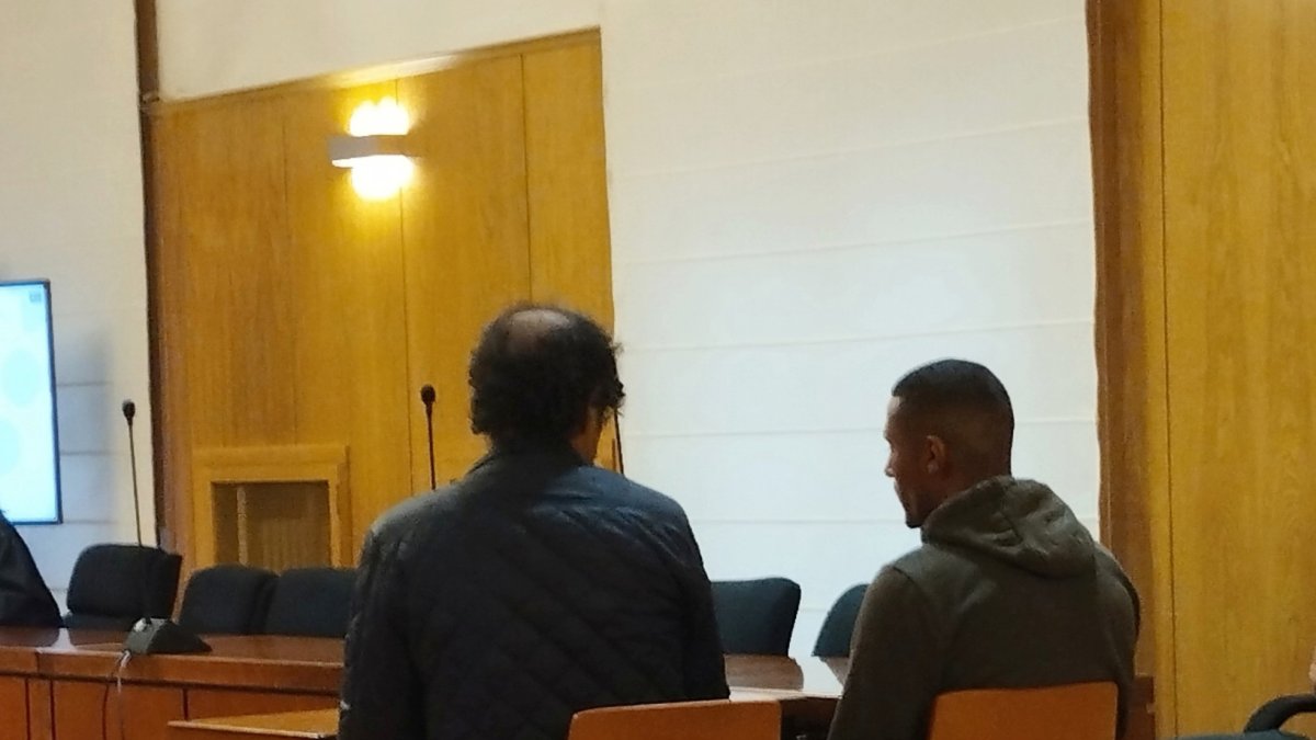 El 'okupa' que dio cuatro martillazos a otro en la cabeza dice no recordar nada a causa del consumo de 'karkubi'. El acusado, a la derecha, acompañado por un intérprete.