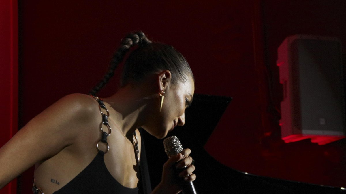 Imagen de archivo de la cantante y compositora Ana Guerra. EFE/Edgar Sapiña