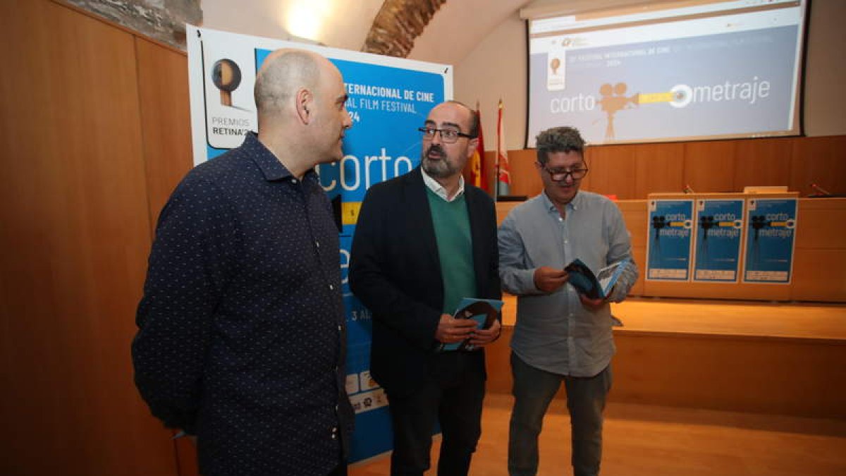 El alcalde y los organizadores, este jueves, en la presentación. ANA F. BARREDO.