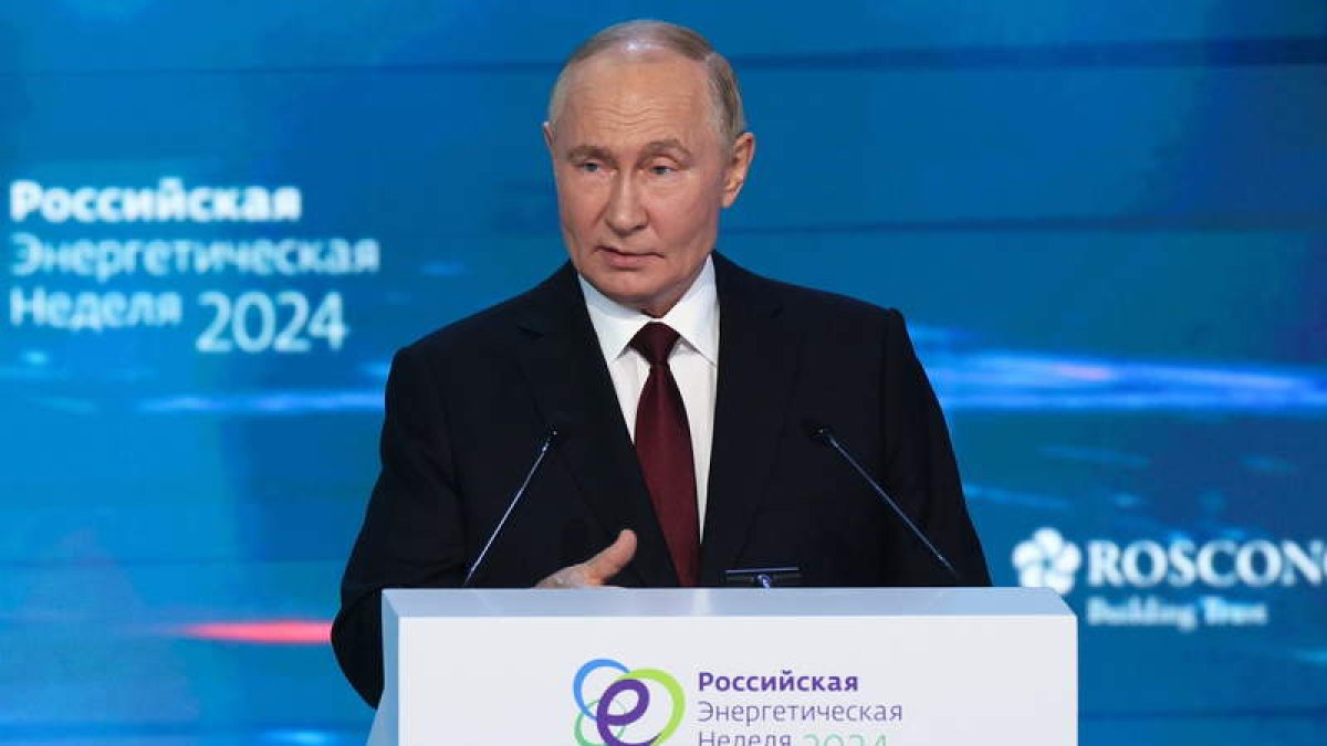 Vladimir Putin, ayer en un foro de energía.  ALEXANDER SHCHERBAK