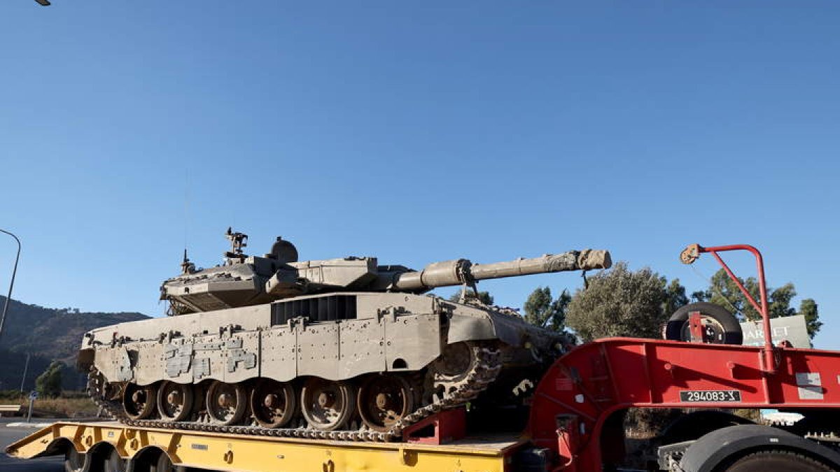 Imagen del traslado de carros de combate a la frontera con El Líbano. ATEF SAFADI