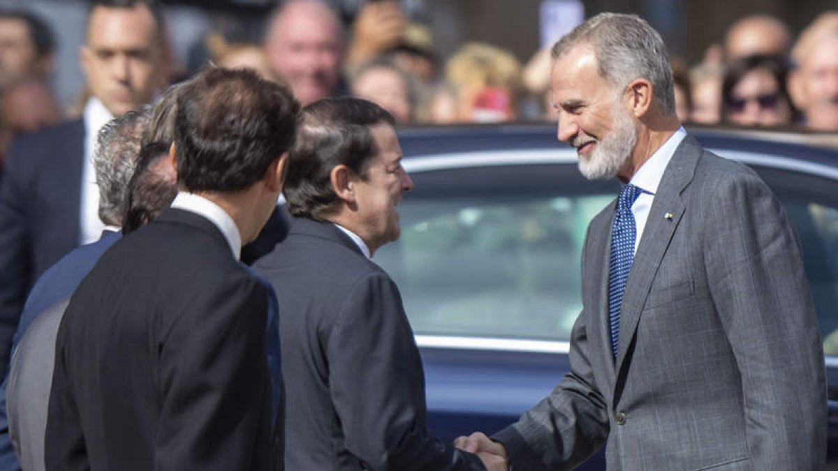 El rey saluda al presidente de la Junta, ayer, en Soria.  WIFREDO GARCÍA
