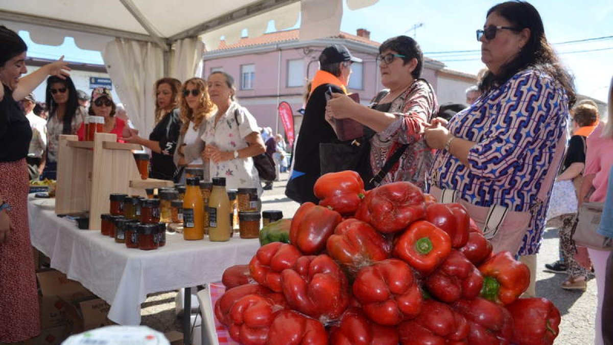 Imagen de un puesto de pimientos en la Feria del Pimiento de Fresno de la Vega del año pasadoa. MEDINA