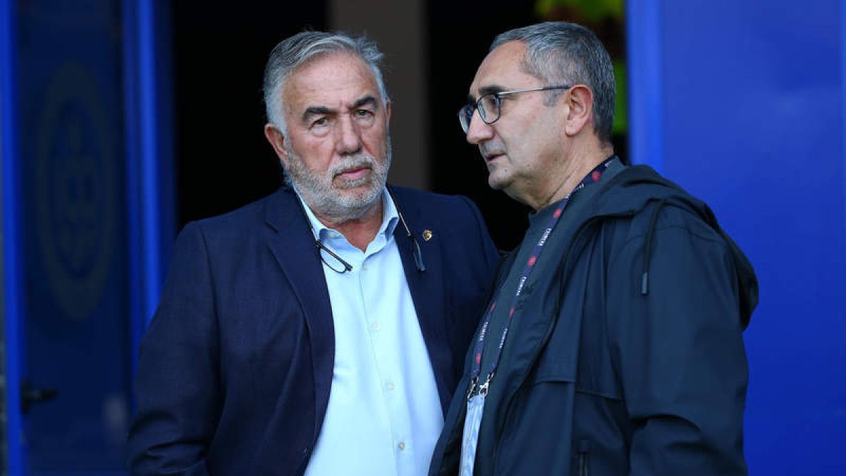 El club que preside Silvano, en la imagen, junto al presidente del Arenteiro, muestra su preocupación. LDLM