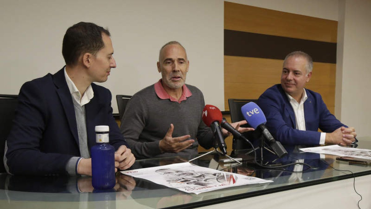 Alex Corretja, en el centro, durante su rueda de prensa. FERNANDO OTERO