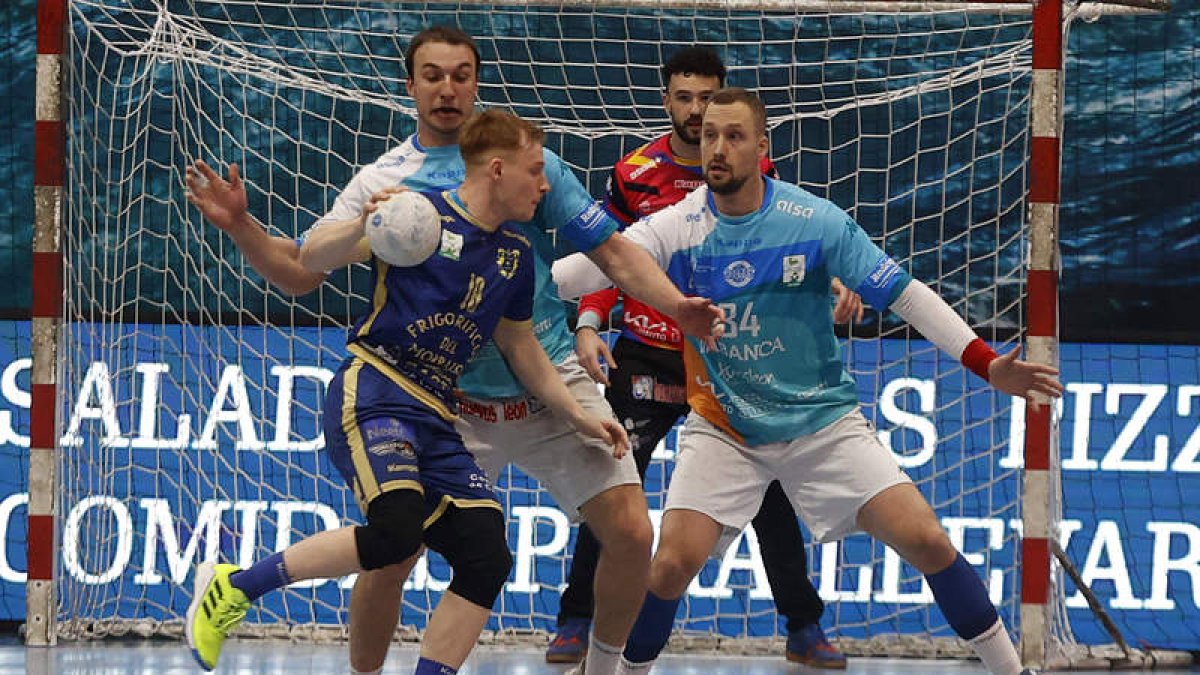 Popovic, a la derecha, en un partido con el Abanca Ademar. DL