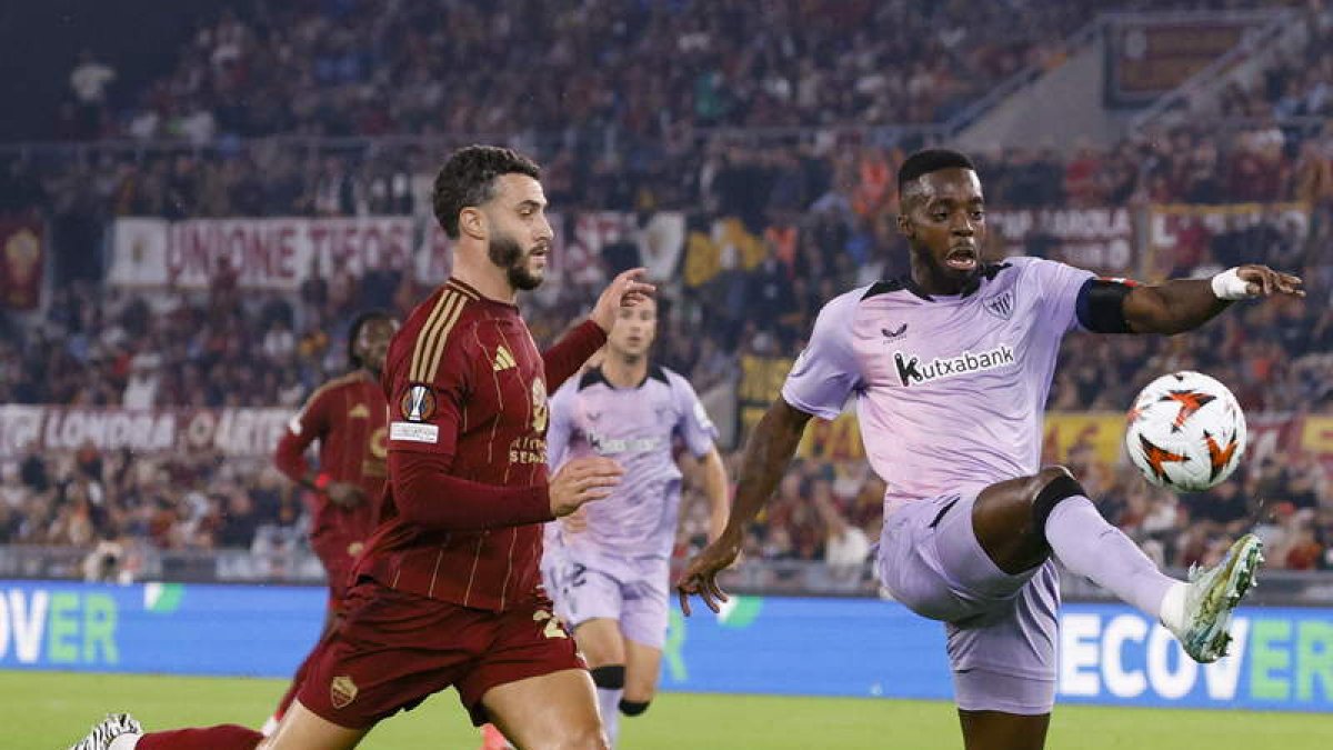 Iñaki Williams en una acción frente a un rival de la Roma. FRUSTACI