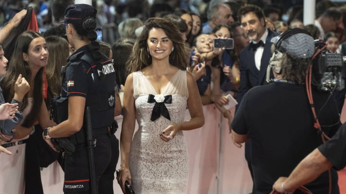 Los actores Penélope Cruz y Javier Bardem, posan en la alfombra roja de la gala de inauguración de la 72 edición del Festival Internacional de Cine de San Sebastián