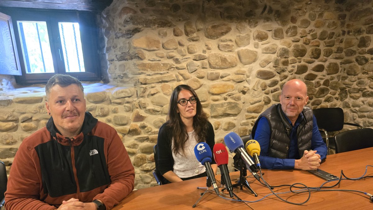 Daniel Franco, Lucía Arroyo y Pablo Linares, en la sede de Alimentos de Calidad del Bierzo