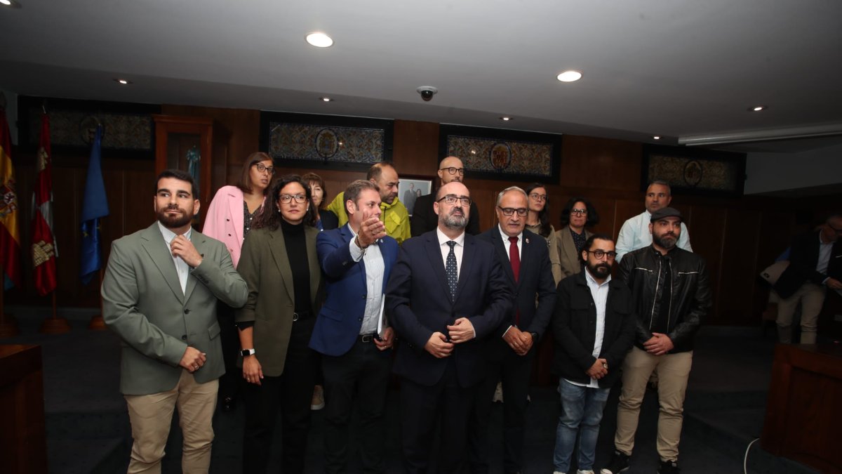 Imagen conjunta de populares, bercianistas y socialistas con representantes hosteleros y del comercio de Ponferrada tras aprobar en el pleno la Zona de Bajas Emisiones (ZBE).
