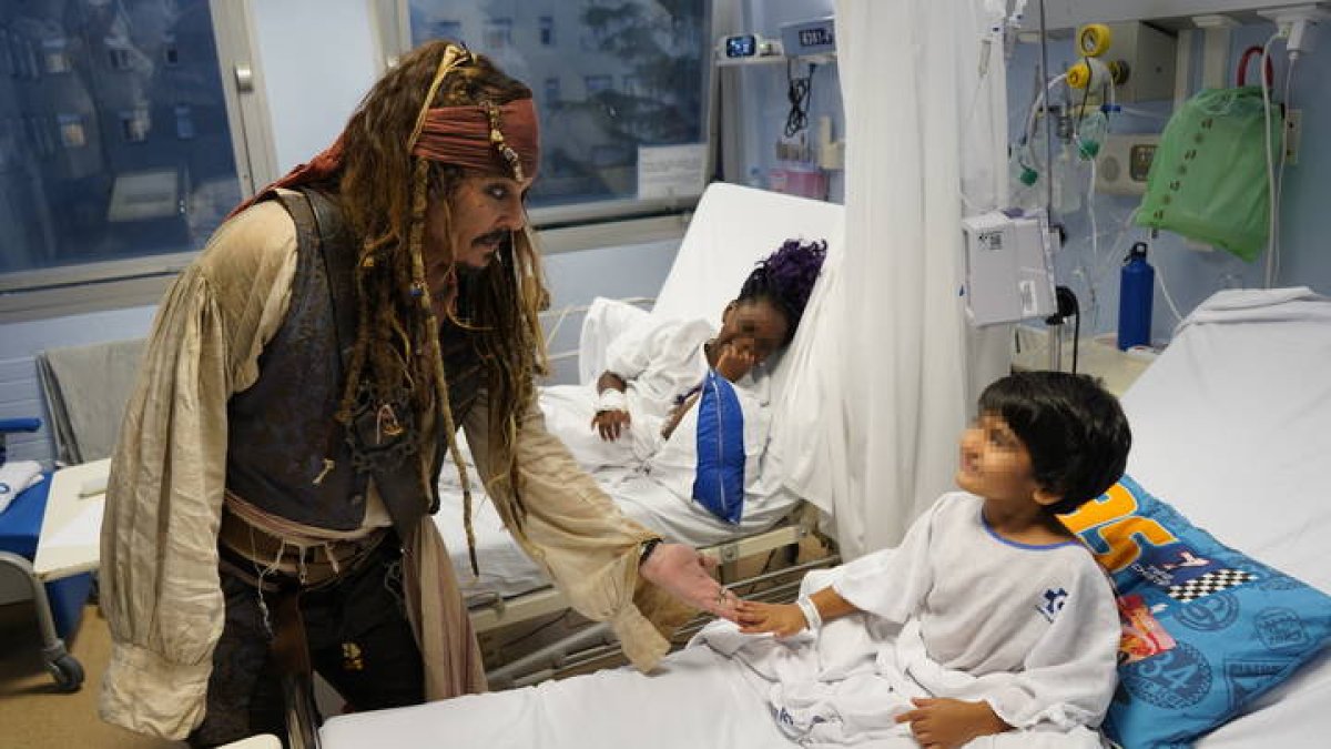 El capitán Jack Sparrow, encarnado por el actor Johnny Depp, ha visitado este jueves a los niños y las niñas ingresadas en el Hospital Universitario Donostia de Osakidetza.
