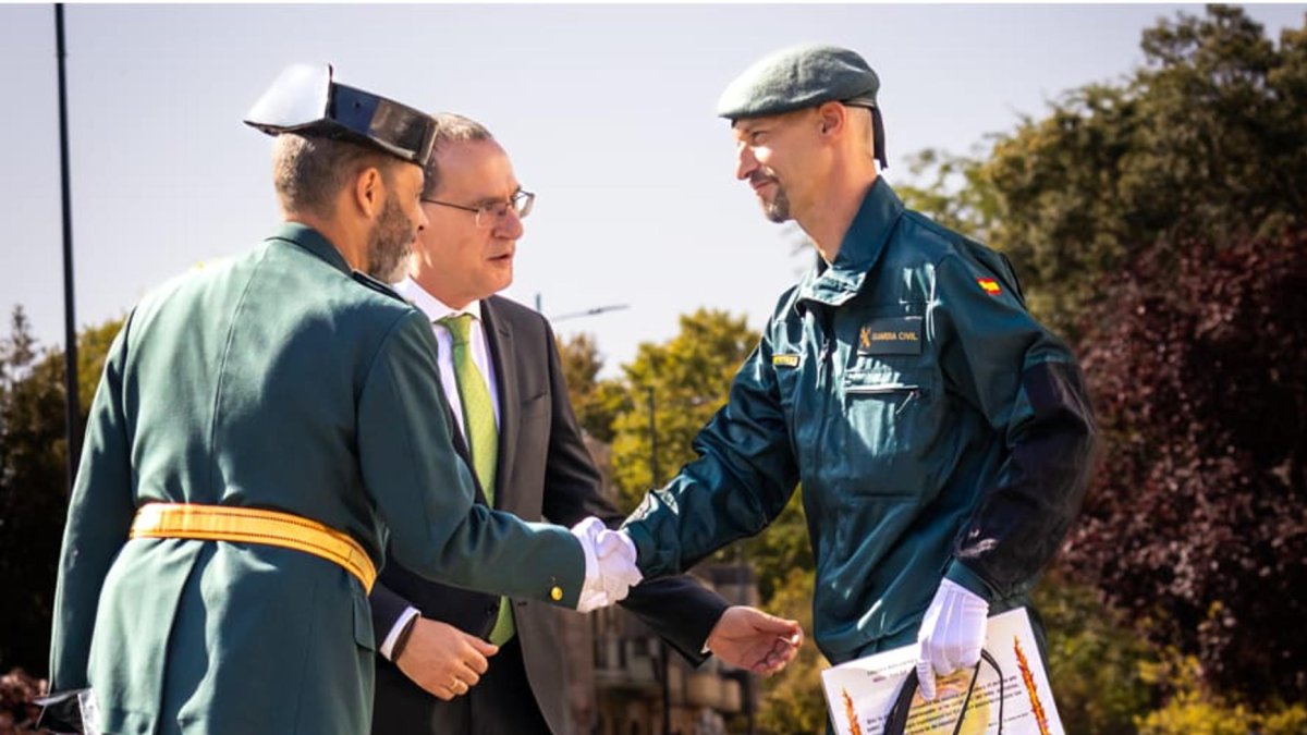 El perro de la Guardia Civil especializado en detección de drogas 'Donald', que acaba de jubilarse tras más de mil intervenciones y ha sido adoptado por Dámaso, el agente que ha sido su guía en sus once años de servicio. EFE/ Guardia Civil