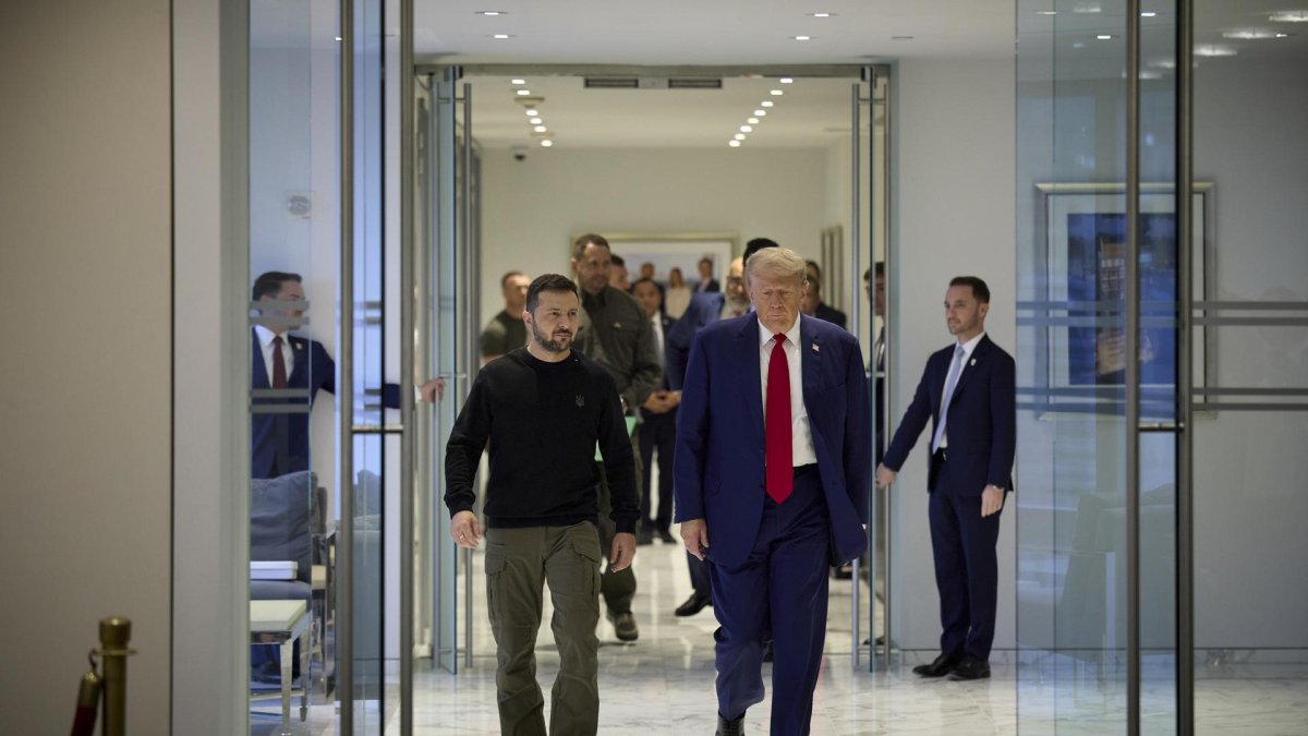 Una fotografía proporcionada por el Servicio de Prensa Presidencial de Ucrania muestra al presidente ucraniano Volodímir Zelenski (i) y al candidato presidencial republicano Donald J. Trump (d), durante su reunión en la Torre Trump en Nueva York. 